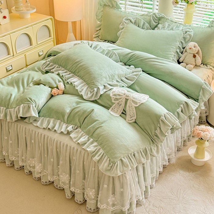 91家纺网 家纺一手货源 找家纺 2025秋冬新款230g全消光牛奶绒床裙款四件套纯色蕾丝花边刺绣蕾丝床裙款床盖款法式蕾丝公主粉奶油风四件套 甜心--新芽绿