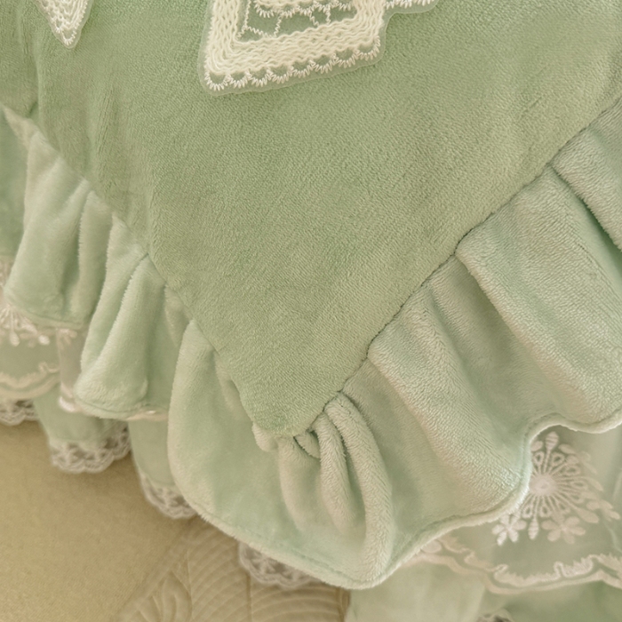 91家纺网 家纺一手货源 找家纺 2025秋冬新款230g全消光牛奶绒床裙款四件套纯色蕾丝花边刺绣蕾丝床裙款床盖款法式蕾丝公主粉奶油风四件套 甜心--新芽绿