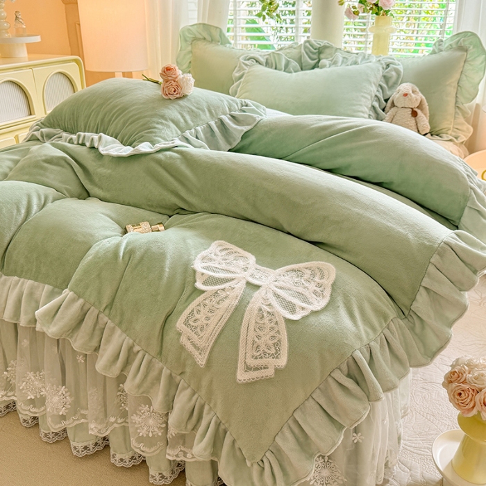 91家纺网 家纺一手货源 找家纺 2025秋冬新款230g全消光牛奶绒床裙款四件套纯色蕾丝花边刺绣蕾丝床裙款床盖款法式蕾丝公主粉奶油风四件套 甜心--新芽绿