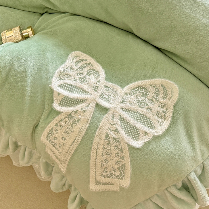 91家纺网 家纺一手货源 找家纺 2025秋冬新款230g全消光牛奶绒床裙款四件套纯色蕾丝花边刺绣蕾丝床裙款床盖款法式蕾丝公主粉奶油风四件套 甜心--新芽绿