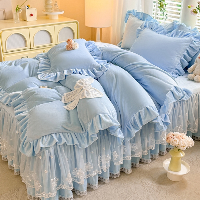 91家纺网 家纺一手货源 找家纺 2025秋冬新款230g全消光牛奶绒床裙款四件套纯色蕾丝花边刺绣蕾丝床裙款床盖款法式蕾丝公主粉奶油风四件套 甜心--婴儿蓝