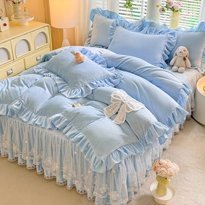 91家纺网 家纺一手货源 找家纺 2025秋冬新款230g全消光牛奶绒床裙款四件套纯色蕾丝花边刺绣蕾丝床裙款床盖款法式蕾丝公主粉奶油风四件套 甜心--婴儿蓝