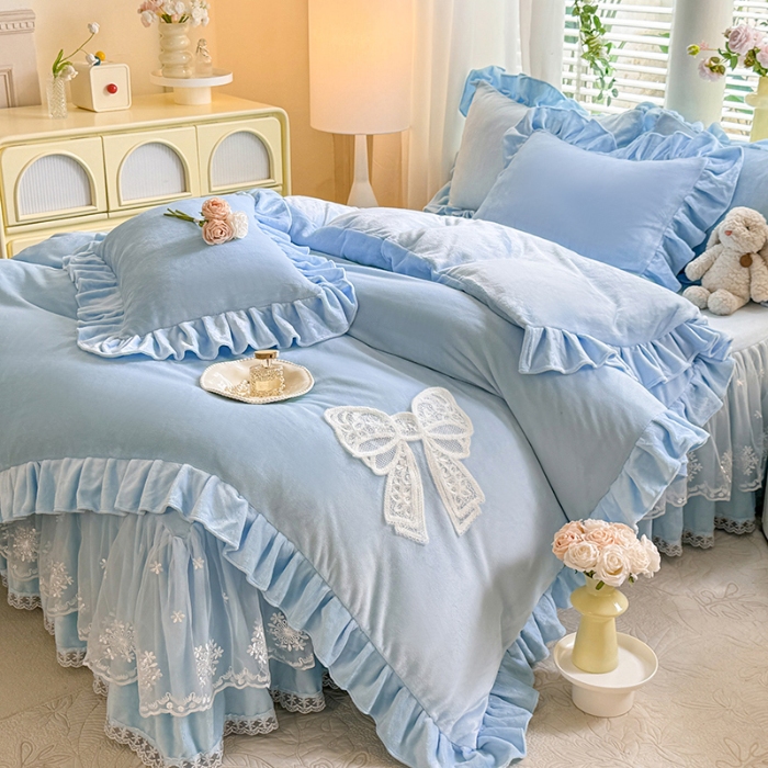 91家纺网 家纺一手货源 找家纺 2025秋冬新款230g全消光牛奶绒床裙款四件套纯色蕾丝花边刺绣蕾丝床裙款床盖款法式蕾丝公主粉奶油风四件套 甜心--婴儿蓝