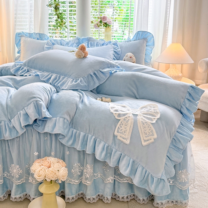 91家纺网 家纺一手货源 找家纺 2025秋冬新款230g全消光牛奶绒床裙款四件套纯色蕾丝花边刺绣蕾丝床裙款床盖款法式蕾丝公主粉奶油风四件套 甜心--婴儿蓝