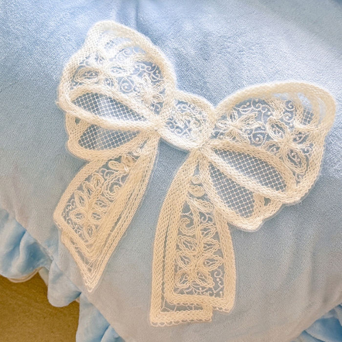 91家纺网 家纺一手货源 找家纺 2025秋冬新款230g全消光牛奶绒床裙款四件套纯色蕾丝花边刺绣蕾丝床裙款床盖款法式蕾丝公主粉奶油风四件套 甜心--婴儿蓝