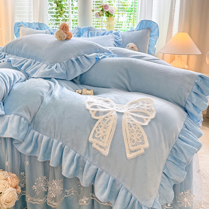 91家纺网 家纺一手货源 找家纺 2025秋冬新款230g全消光牛奶绒床裙款四件套纯色蕾丝花边刺绣蕾丝床裙款床盖款法式蕾丝公主粉奶油风四件套 甜心--婴儿蓝