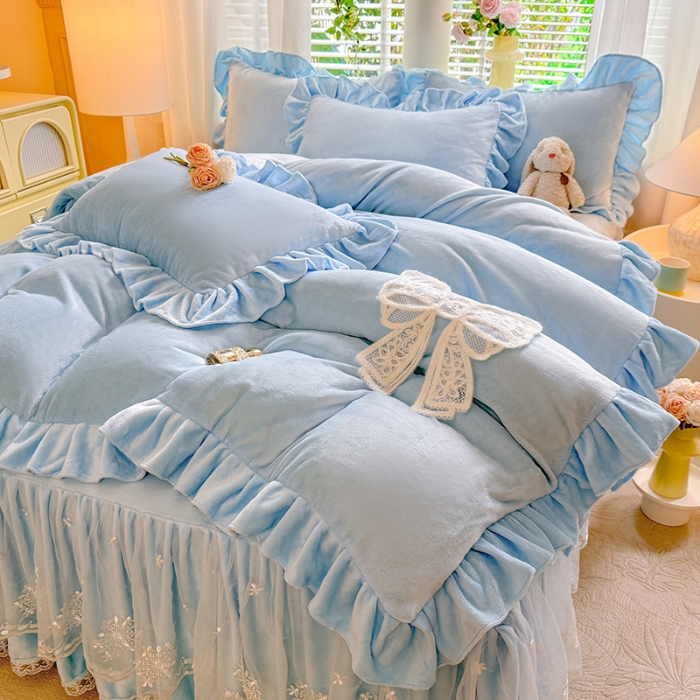 91家纺网 家纺一手货源 找家纺 2025秋冬新款230g全消光牛奶绒床裙款四件套纯色蕾丝花边刺绣蕾丝床裙款床盖款法式蕾丝公主粉奶油风四件套 甜心--婴儿蓝