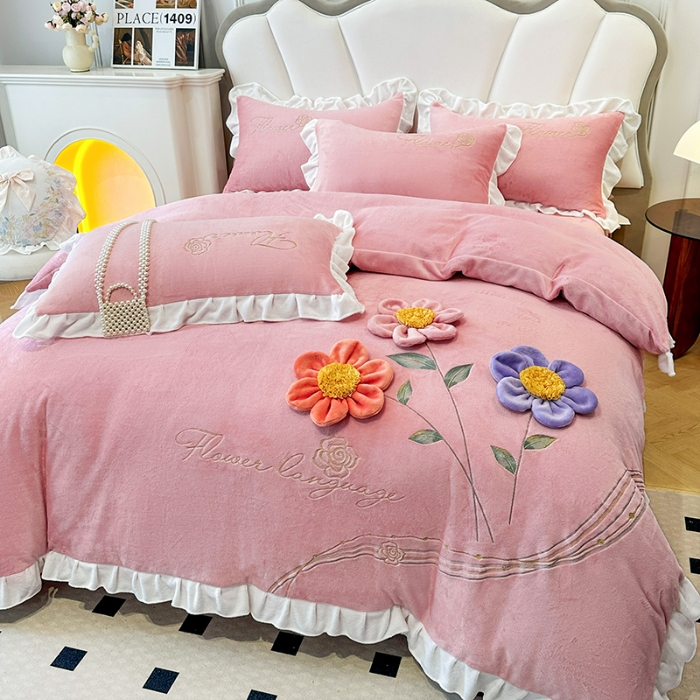 91家纺网 家纺一手货源 找家纺 9斤高端韩版少女心法式公主风贴布绣花牛奶绒四件套小清新绒兔毛绒法莱绒床盖被套丝绒兔毛绒法莱绒床盖被套 锦上添花-奶油粉