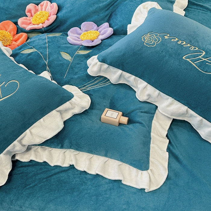 91家纺网 家纺一手货源 找家纺 9斤高端韩版少女心法式公主风贴布绣花牛奶绒四件套小清新绒兔毛绒法莱绒床盖被套丝绒兔毛绒法莱绒床盖被套 锦上添花-宾利蓝