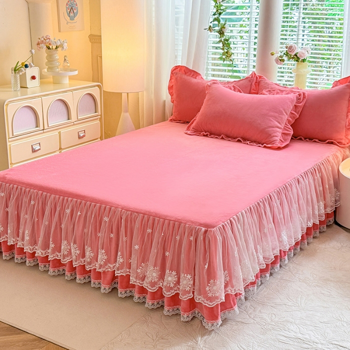 91家纺网 家纺一手货源 找家纺 2025秋冬新款230g全消光牛奶绒床裙款四件套纯色蕾丝花边刺绣蕾丝床裙款床盖款法式蕾丝公主粉奶油风四件套 甜心—豆沙红