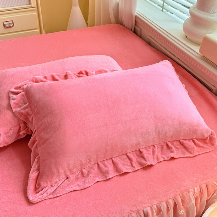 91家纺网 家纺一手货源 找家纺 2025秋冬新款230g全消光牛奶绒床裙款四件套纯色蕾丝花边刺绣蕾丝床裙款床盖款法式蕾丝公主粉奶油风四件套 甜心—豆沙红