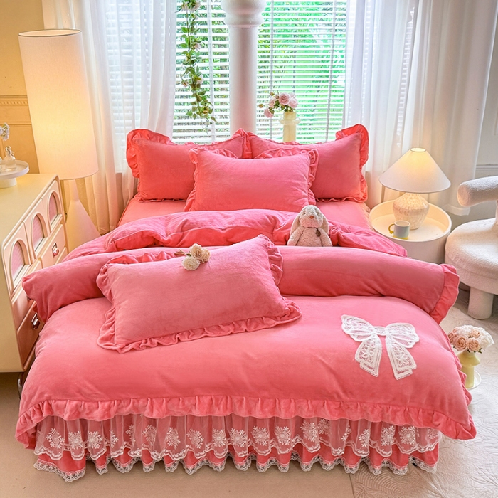 91家纺网 家纺一手货源 找家纺 2025秋冬新款230g全消光牛奶绒床裙款四件套纯色蕾丝花边刺绣蕾丝床裙款床盖款法式蕾丝公主粉奶油风四件套 甜心—豆沙红