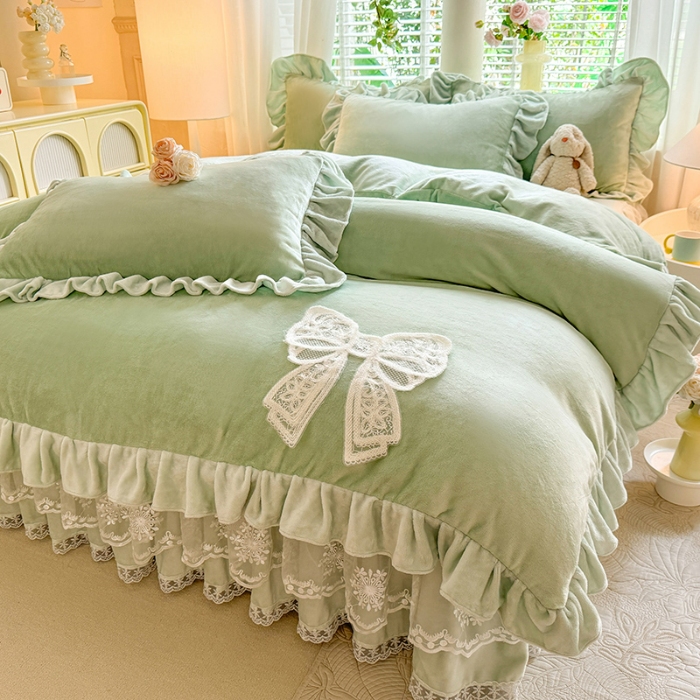 91家纺网 家纺一手货源 找家纺 2025秋冬新款230g全消光牛奶绒床裙款四件套纯色蕾丝花边刺绣蕾丝床裙款床盖款法式蕾丝公主粉奶油风四件套 甜心—新芽绿 