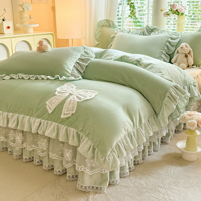 91家纺网 家纺一手货源 找家纺 2025秋冬新款230g全消光牛奶绒床裙款四件套纯色蕾丝花边刺绣蕾丝床裙款床盖款法式蕾丝公主粉奶油风四件套 甜心—新芽绿 