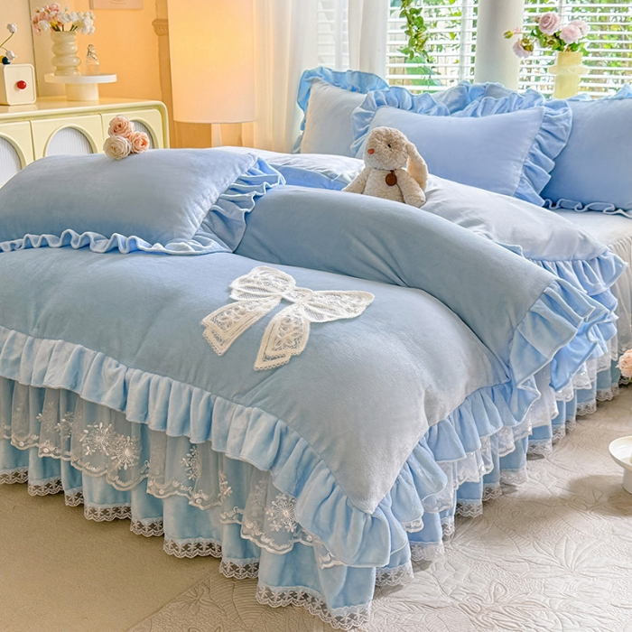 91家纺网 家纺一手货源 找家纺 2025秋冬新款230g全消光牛奶绒床裙款四件套纯色蕾丝花边刺绣蕾丝床裙款床盖款法式蕾丝公主粉奶油风四件套 甜心—婴儿蓝  