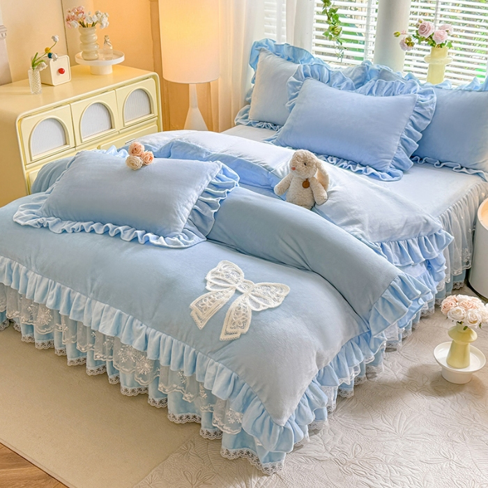 91家纺网 家纺一手货源 找家纺 2025秋冬新款230g全消光牛奶绒床裙款四件套纯色蕾丝花边刺绣蕾丝床裙款床盖款法式蕾丝公主粉奶油风四件套 甜心—婴儿蓝  