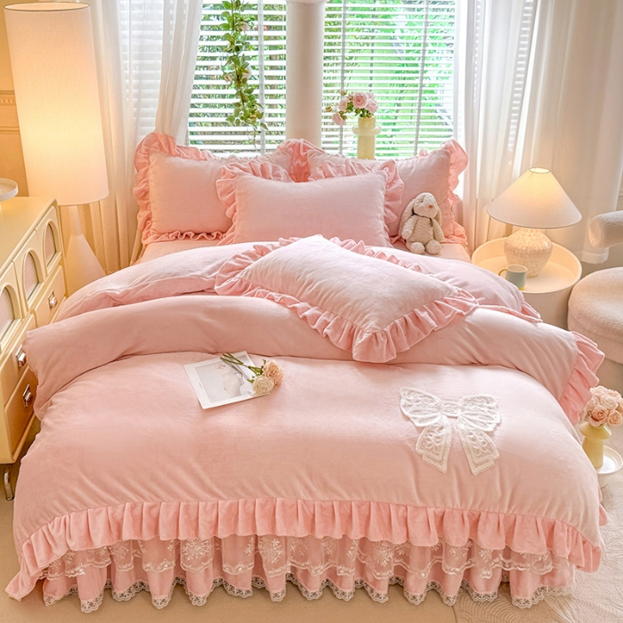 91家纺网 家纺一手货源 找家纺 2025秋冬新款230g全消光牛奶绒床裙款四件套纯色蕾丝花边刺绣蕾丝床裙款床盖款法式蕾丝公主粉奶油风四件套 甜心—樱花粉