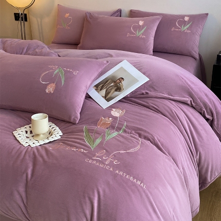 91家纺网 家纺一手货源 找家纺 （总）如一2024新款水晶绒纯色刺绣四件套 珊瑚牛奶绒套件