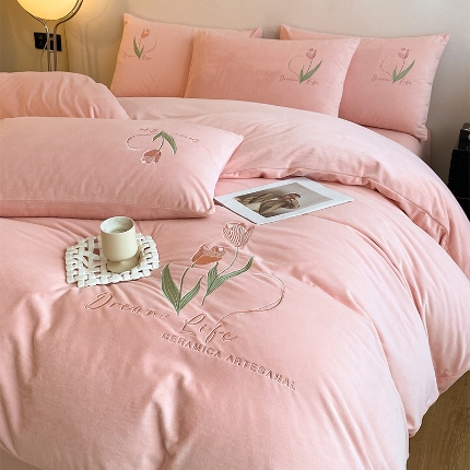 91家纺网 家纺一手货源 找家纺 （总）如一2024新款水晶绒纯色刺绣四件套 珊瑚牛奶绒套件