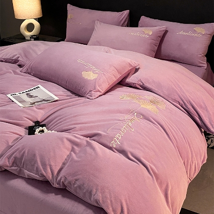 91家纺网 家纺一手货源 找家纺 （总）如一2024新款水晶绒纯色刺绣四件套 珊瑚牛奶绒套件