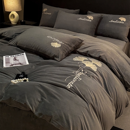 91家纺网 家纺一手货源 找家纺 （总）如一2024新款水晶绒纯色刺绣四件套 珊瑚牛奶绒套件