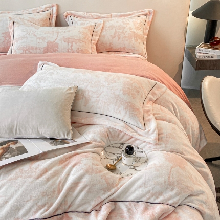 91家纺网 家纺一手货源 找家纺 （总）2025年新款 230克宝宝婴儿牛奶绒水墨画工艺款床裙款四件套