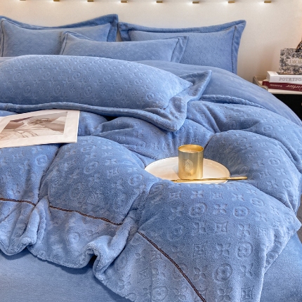 91家纺网 家纺一手货源 找家纺 （总）经年 2025新款210克全消光A类烂花牛奶绒床裙款四件套-路易系列