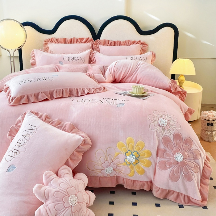 91家纺网 家纺一手货源 找家纺 9斤高端韩版少女心法式公主风贴布绣花牛奶绒四件套小清新绒兔毛绒法莱绒床盖被套丝绒兔毛绒法莱绒床盖被套 潘多拉-樱花粉