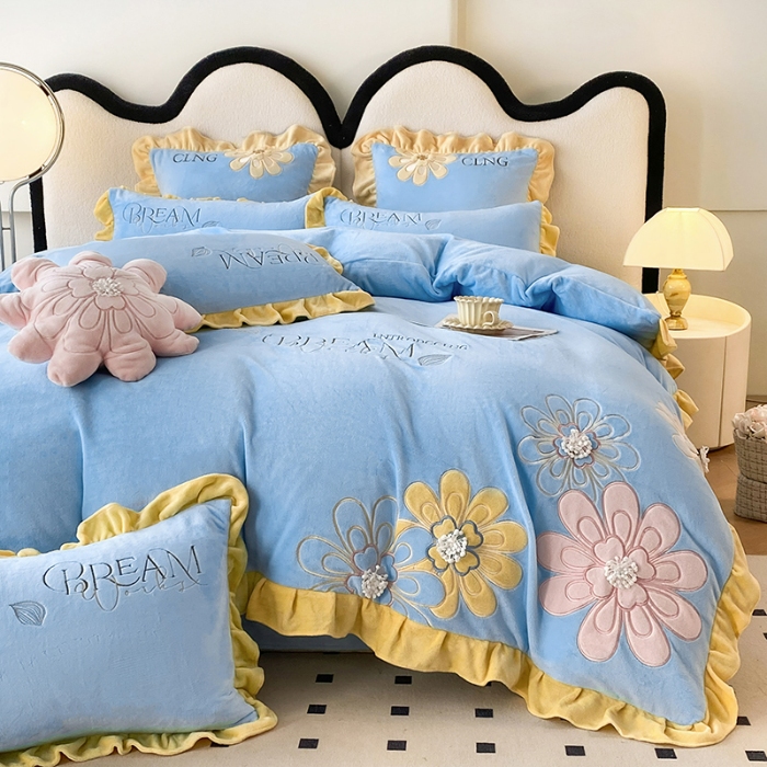 91家纺网 家纺一手货源 找家纺 9斤高端韩版少女心法式公主风贴布绣花牛奶绒四件套小清新绒兔毛绒法莱绒床盖被套丝绒兔毛绒法莱绒床盖被套 潘多拉-婴儿蓝 