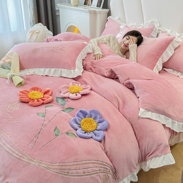 91家纺网 家纺一手货源 找家纺 9斤高端韩版少女心法式公主风贴布绣花牛奶绒四件套小清新绒兔毛绒法莱绒床盖被套丝绒兔毛绒法莱绒床盖被套 锦上添花-奶油粉