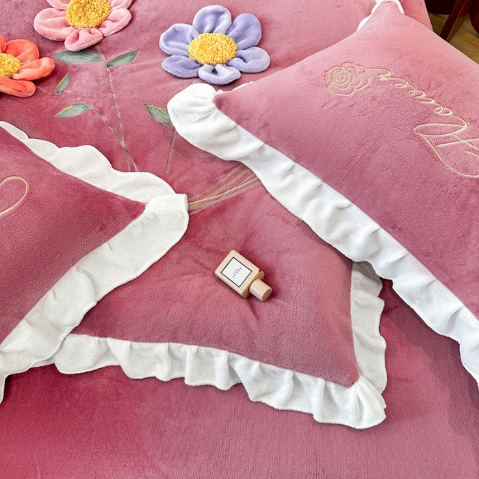 91家纺网 家纺一手货源 找家纺 9斤高端韩版少女心法式公主风贴布绣花牛奶绒四件套小清新绒兔毛绒法莱绒床盖被套丝绒兔毛绒法莱绒床盖被套  锦上添花-豆沙红 