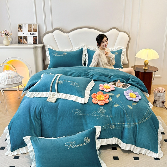 91家纺网 家纺一手货源 找家纺 9斤高端韩版少女心法式公主风贴布绣花牛奶绒四件套小清新绒兔毛绒法莱绒床盖被套丝绒兔毛绒法莱绒床盖被套 锦上添花-宾利蓝