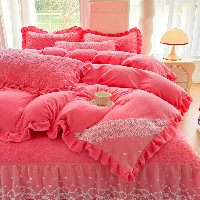 91家纺网 家纺一手货源 找家纺 苏米娜2024秋冬新款220g全消光牛奶绒床盖四件套12斤重加厚婴儿绒法莱绒床裙款床盖款四件套 浪漫花语—豆沙红   