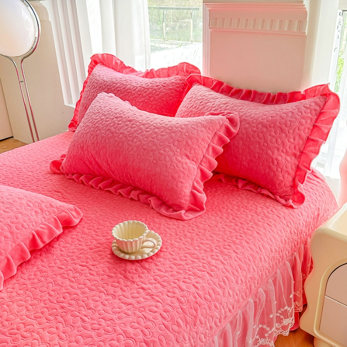 91家纺网 家纺一手货源 找家纺 苏米娜2024秋冬新款220g全消光牛奶绒床盖四件套12斤重加厚婴儿绒法莱绒床裙款床盖款四件套 浪漫花语—豆沙红   