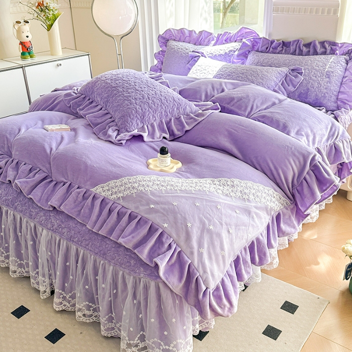 91家纺网 家纺一手货源 找家纺 苏米娜2024秋冬新款220g全消光牛奶绒床盖四件套12斤重加厚婴儿绒法莱绒床裙款床盖款四件套 浪漫花语—梦幻紫 