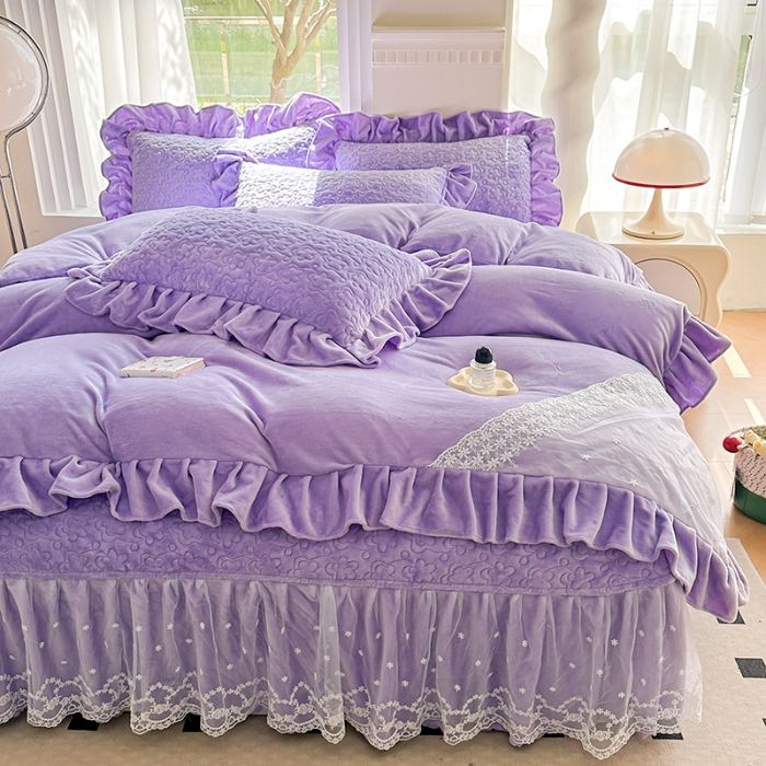 91家纺网 家纺一手货源 找家纺 苏米娜2024秋冬新款220g全消光牛奶绒床盖四件套12斤重加厚婴儿绒法莱绒床裙款床盖款四件套 浪漫花语—梦幻紫 
