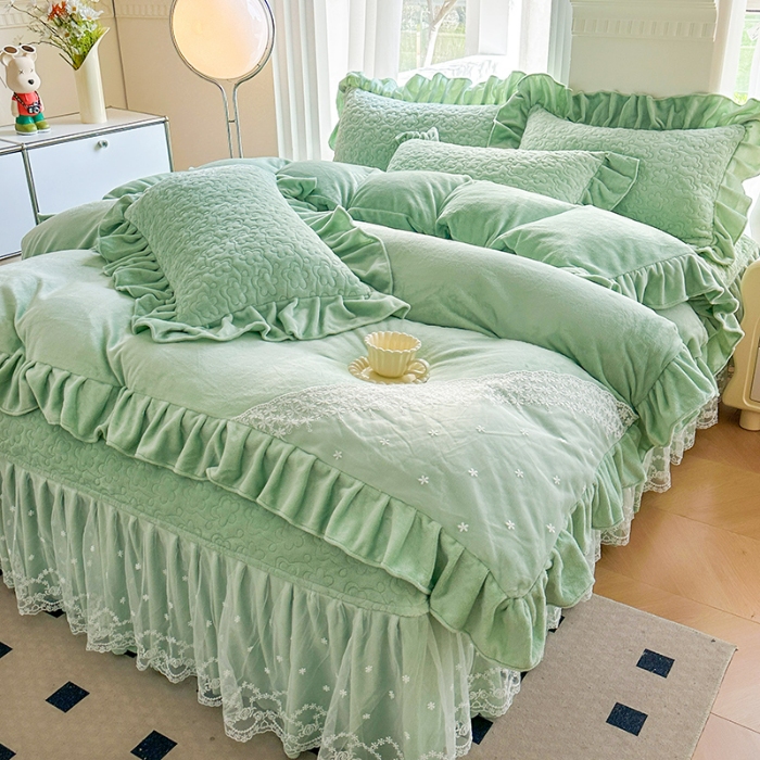91家纺网 家纺一手货源 找家纺 苏米娜2024秋冬新款220g全消光牛奶绒床盖四件套12斤重加厚婴儿绒法莱绒床裙款床盖款四件套  浪漫花语—新芽绿