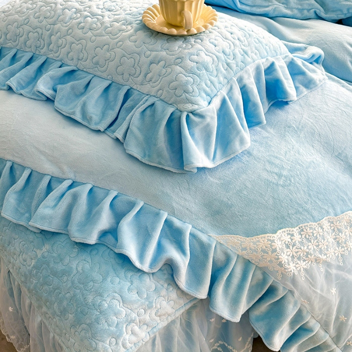 91家纺网 家纺一手货源 找家纺 苏米娜2024秋冬新款220g全消光牛奶绒床盖四件套12斤重加厚婴儿绒法莱绒床裙款床盖款四件套  浪漫花语—婴儿蓝