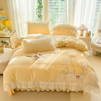 91家纺网 家纺一手货源 找家纺 （总）漫布云2026秋冬新款230g全消光牛奶绒夹棉单床盖纯色蕾丝花边刺绣床裙款床盖法莱绒婴儿绒金貂绒床盖