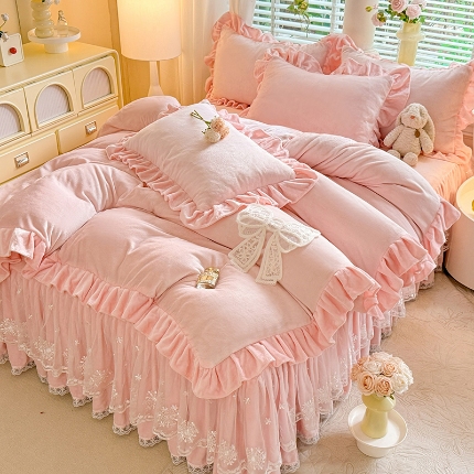 91家纺网 家纺一手货源 找家纺 （总）2025秋冬新款230g全消光牛奶绒床裙款四件套纯色蕾丝花边刺绣蕾丝床裙款床盖款法式蕾丝公主粉奶油风四件套