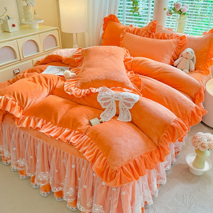 91家纺网 家纺一手货源 找家纺 2025秋冬新款230g全消光牛奶绒床裙款四件套纯色蕾丝花边刺绣蕾丝床裙款床盖款法式蕾丝公主粉奶油风四件套 甜心—艾玛橙 