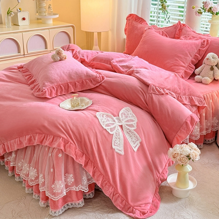 91家纺网 家纺一手货源 找家纺 2025秋冬新款230g全消光牛奶绒床裙款四件套纯色蕾丝花边刺绣蕾丝床裙款床盖款法式蕾丝公主粉奶油风四件套 甜心—豆沙红 