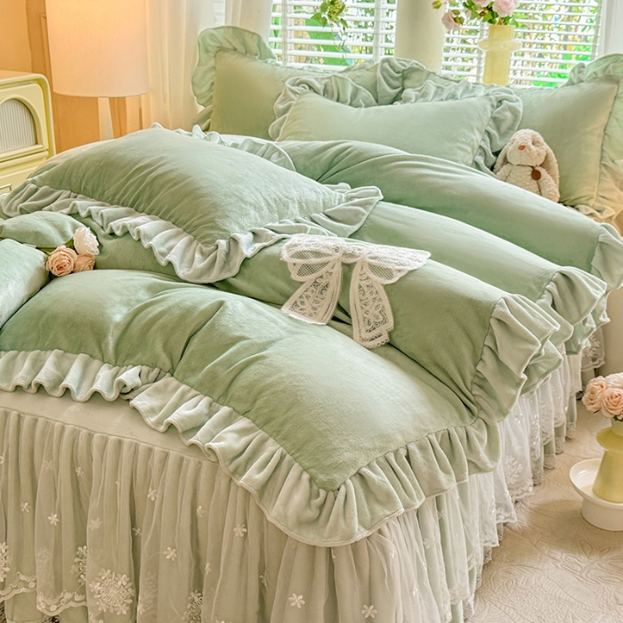 91家纺网 家纺一手货源 找家纺 2025秋冬新款230g全消光牛奶绒床裙款四件套纯色蕾丝花边刺绣蕾丝床裙款床盖款法式蕾丝公主粉奶油风四件套 甜心—新芽绿