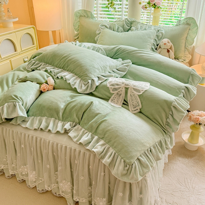 91家纺网 家纺一手货源 找家纺 2025秋冬新款230g全消光牛奶绒床裙款四件套纯色蕾丝花边刺绣蕾丝床裙款床盖款法式蕾丝公主粉奶油风四件套 甜心—新芽绿