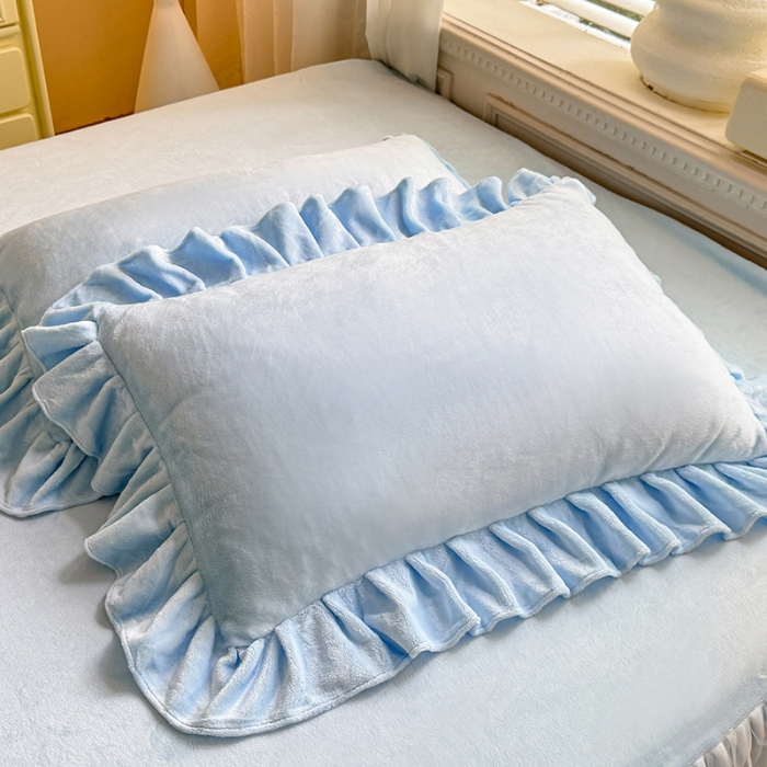 91家纺网 家纺一手货源 找家纺 2025秋冬新款230g全消光牛奶绒床裙款四件套纯色蕾丝花边刺绣蕾丝床裙款床盖款法式蕾丝公主粉奶油风四件套  甜心—婴儿蓝  