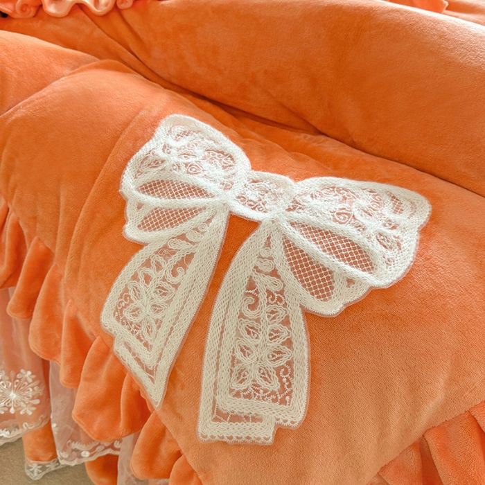 91家纺网 家纺一手货源 找家纺 漫布云2025秋冬新品230g全消光韩版花边牛奶绒床裙款四件套刺绣蕾丝花边床罩款四件套 甜心—艾玛橙 