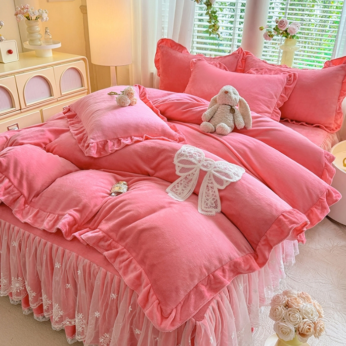 91家纺网 家纺一手货源 找家纺 漫布云2025秋冬新品230g全消光韩版花边牛奶绒床裙款四件套刺绣蕾丝花边床罩款四件套 甜心—豆沙红 