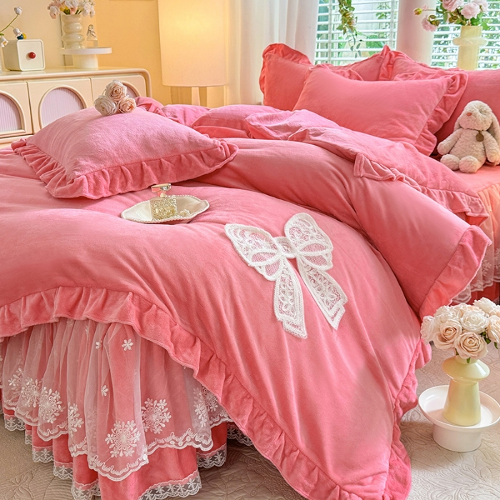 91家纺网 家纺一手货源 找家纺 漫布云2025秋冬新品230g全消光韩版花边牛奶绒床裙款四件套刺绣蕾丝花边床罩款四件套 甜心—豆沙红 
