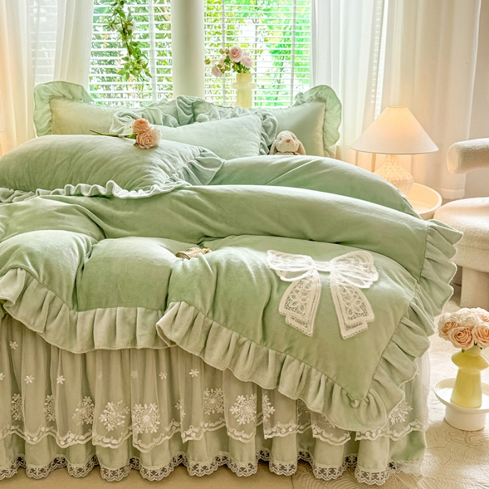 91家纺网 家纺一手货源 找家纺 漫布云2025秋冬新品230g全消光韩版花边牛奶绒床裙款四件套刺绣蕾丝花边床罩款四件套  甜心—新芽绿 