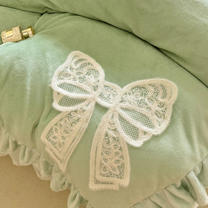 91家纺网 家纺一手货源 找家纺 漫布云2025秋冬新品230g全消光韩版花边牛奶绒床裙款四件套刺绣蕾丝花边床罩款四件套  甜心—新芽绿 